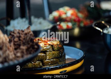 Auswahl an israelischem Essen, serviert mit Salat, Pitabrot und Vorspeisen, koscherem israelischen Milchfrühstück, Weißkäse, Salaten. mediterrane Ernährung, Israel Stockfoto