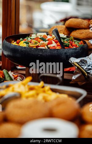 Auswahl an israelischem Essen, serviert mit Salat, Pitabrot und Vorspeisen, koscherem israelischen Milchfrühstück, Weißkäse, Salaten. mediterrane Ernährung, Israel Stockfoto