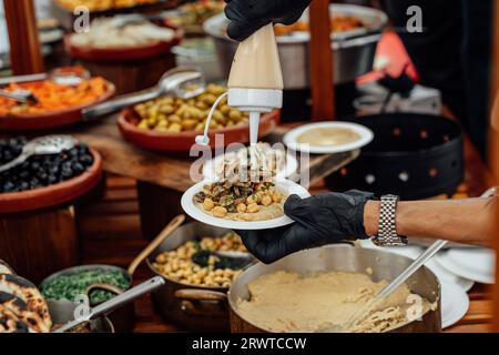 Auswahl an israelischem Essen, serviert mit Salat, Pitabrot und Vorspeisen, koscherem israelischen Milchfrühstück, Weißkäse, Salaten. mediterrane Ernährung, Israel Stockfoto