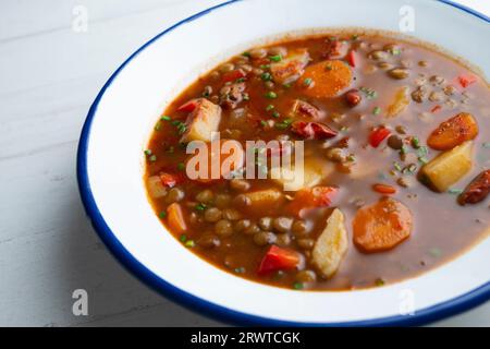 Scharfer Linseneintopf mit Kartoffeln und Karotten. Stockfoto