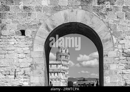 Blick auf den Schiefen Turm von Pisa vom Stadttor aus in Schwarzweiß-Fotografie Stockfoto