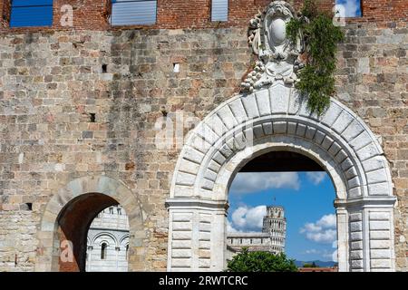 Blick auf den Schiefen Turm von Pisa vom Stadttor Stockfoto