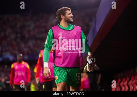 Sevilla, Spanien. September 2023. Reservetorhüter Jean-Louis Leca (16) von Lens, der während des UEFA Champions League-Spiels zwischen Sevilla FC und Lens im Estadio Ramon Sanchez Pizjuan in Sevilla gesehen wurde. (Foto: Gonzales Photo/Alamy Live News Stockfoto