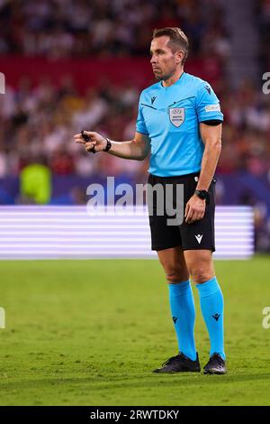 Sevilla, Spanien. September 2023. Der Schiedsrichter Tobias Stieler wurde während des UEFA Champions League-Spiels zwischen Sevilla FC und Lens im Estadio Ramon Sanchez Pizjuan in Sevilla gesehen. (Foto: Gonzales Photo/Alamy Live News Stockfoto