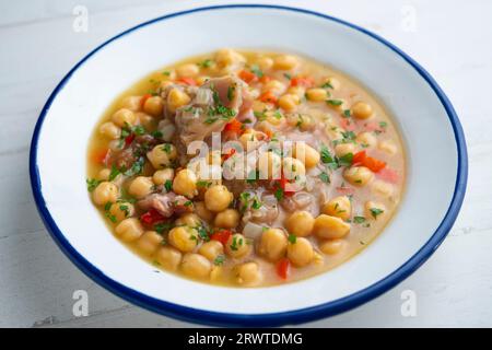 Gedünstete Kichererbsen mit Schweinefüßen. Traditionelles Rezept aus Nordspanien. Stockfoto