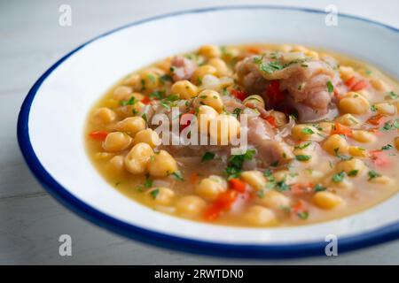 Gedünstete Kichererbsen mit Schweinefüßen. Traditionelles Rezept aus Nordspanien. Stockfoto