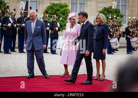 Paris, Frankreich. September 2023. Der König des Vereinigten Königreichs Karl III. Und Königin Camilla werden im Elysée Palace von dem französischen Präsidenten Emmanuel Macron und der First Lady Brigitte Macron empfangen. König Karl III. Und Königin Camilla besuchen Frankreich zum ersten Mal seit ihrem Thronantritt. Nach dem Empfang und der Zeremonie im Arc de Triomphe gingen sie in Begleitung des französischen Präsidenten Emmanuel Macron und der First Lady Brigitte Macron zum Elysée-Palast in Paris. Quelle: SOPA Images Limited/Alamy Live News Stockfoto