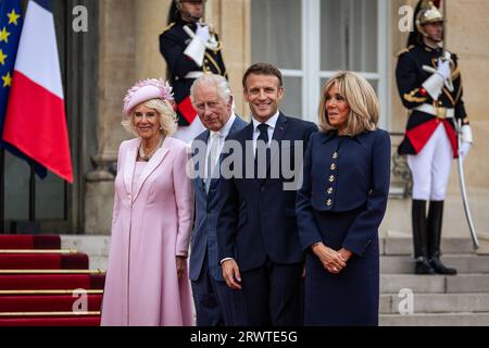 Paris, Frankreich. September 2023. Der König des Vereinigten Königreichs Karl III. Und Königin Camilla werden im Elysée Palace von dem französischen Präsidenten Emmanuel Macron und der First Lady Brigitte Macron empfangen. König Karl III. Und Königin Camilla besuchen Frankreich zum ersten Mal seit ihrem Thronantritt. Nach dem Empfang und der Zeremonie im Arc de Triomphe gingen sie in Begleitung des französischen Präsidenten Emmanuel Macron und der First Lady Brigitte Macron zum Elysée-Palast in Paris. Quelle: SOPA Images Limited/Alamy Live News Stockfoto