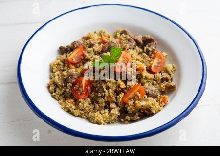 Couscous mit Gemüse und Rindfleisch, mariniert mit frischer Minze. Stockfoto