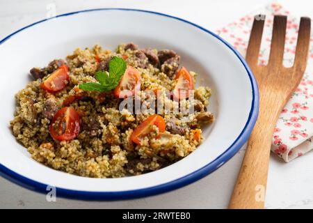 Couscous mit Gemüse und Rindfleisch, mariniert mit frischer Minze. Stockfoto