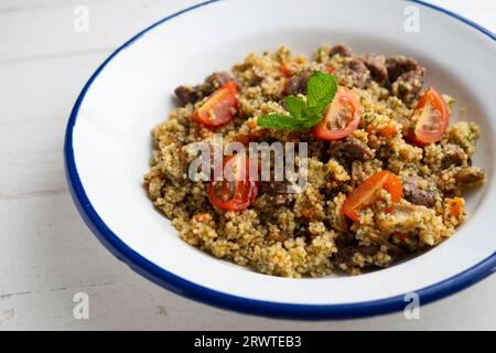 Couscous mit Gemüse und Rindfleisch, mariniert mit frischer Minze. Stockfoto