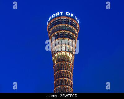 Kobe Port Tower bei Nacht Stockfoto