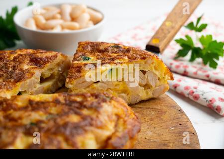 Spanisches Kartoffelomelett mit weißen Bohnen und Zucchini. Stockfoto