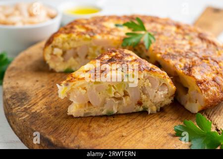 Spanisches Kartoffelomelett mit weißen Bohnen und Zucchini. Stockfoto