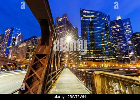 Die Skyline der Innenstadt von Chicago mit der Franklin-Orleans Street Bridge reist durch die USA Stockfoto