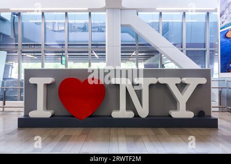 Ich liebe das NY Heart Schild am LaGuardia Airport in New York, USA Stockfoto