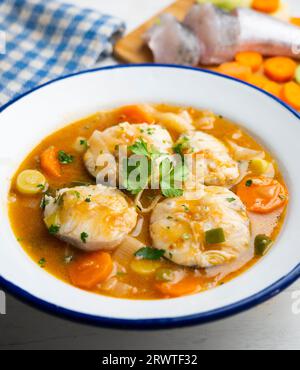 Seehechteintopf mit Kartoffeln, Lauch und anderem Gemüse der Saison. Stockfoto