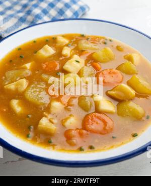 Tintenfischstreifen, gedünstet mit Kartoffeln, Gemüse und Brühe. Stockfoto