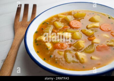 Tintenfischstreifen, gedünstet mit Kartoffeln, Gemüse und Brühe. Stockfoto