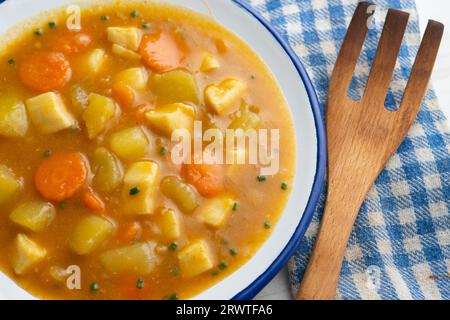 Tintenfischstreifen, gedünstet mit Kartoffeln, Gemüse und Brühe. Stockfoto