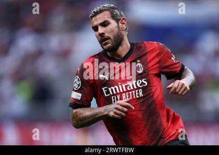 Theo Hernandez vom AC Mailand schaut beim UEFA Champions League-Fußballspiel zwischen AC Mailand und Newcastle United FC im Stadio Giuseppe Meazza am 19. September 2023 in Mailand nach. Stockfoto
