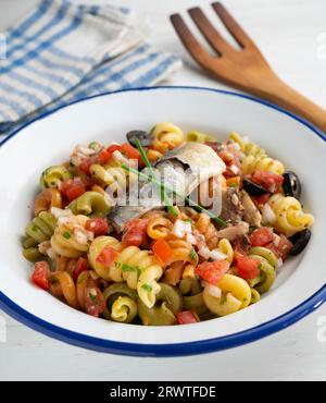 Frische Pasta mit Gemüse und Sardinen. Stockfoto