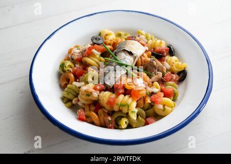 Frische Pasta mit Gemüse und Sardinen. Stockfoto