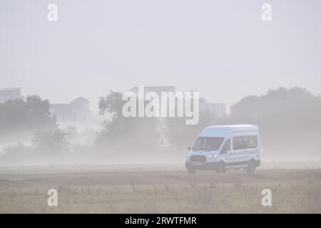 Dorney, Buckinghamshire, Großbritannien. September 2023. Ein nebeliges Pendlerwochenende für Fahrer heute Morgen. Nach einem Tag mit starkem Regen gestern war es ein nebelhafter Start in den Morgen auf Dorney Common in Buckinghamshire. Quelle: Maureen McLean/Alamy Live News Stockfoto