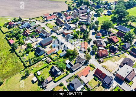 Luftaufnahme vom Rand eines typischen Dorfes im Norden Deutschlands Stockfoto