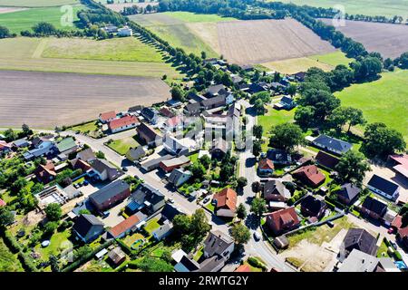 Blick aus der Vogelperspektive vom Rand eines typischen Dorfes im Norden Deutschlands mit Ackerland und Wiesen in der Umgebung Stockfoto