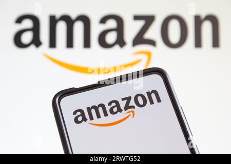 Stuttgart, Deutschland - 20. Juli 2023: Online-Marktplatz mit Amazon-Logo auf einem Mobiltelefon und Computerbildschirm in Stuttgart, Deutschland. Stockfoto