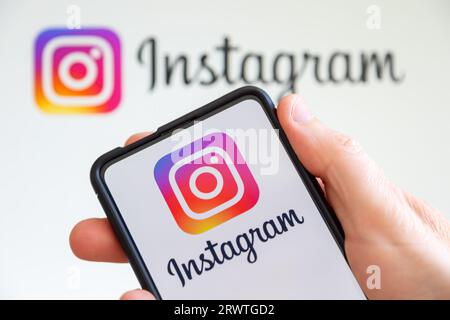 Stuttgart, Deutschland - 20. Juli 2023: Hand hält ein Mobiltelefon mit Instagram-Logo in den sozialen Medien in Stuttgart. Stockfoto