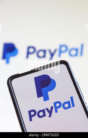 Stuttgart, Deutschland - 20. Juli 2023: PayPal-Logo des Online-Zahlungsunternehmens auf Mobiltelefon und Computerbildschirm in Stuttgart. Stockfoto