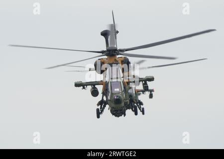 ISTANBUL, TURKIYE - 29. APRIL 2023: Türkische Armee TAI T-129A ATAK auf dem Istanbul Atatürk Flughafen während des Teknofests Istanbul Stockfoto