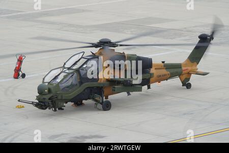 ISTANBUL, TURKIYE - 29. APRIL 2023: Türkische Armee TAI T-129A ATAK auf dem Istanbul Atatürk Flughafen während des Teknofests Istanbul Stockfoto