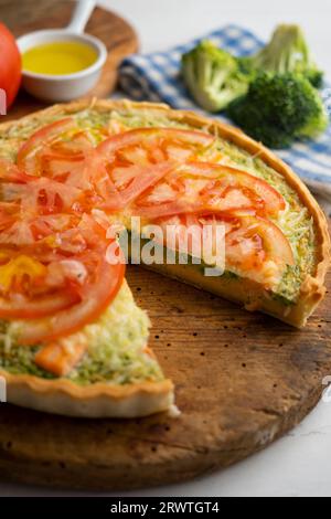 Quiche im französischen Stil mit Brokkoli, Lachs und Tomatenscheiben. Stockfoto