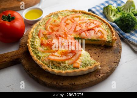 Quiche im französischen Stil mit Brokkoli, Lachs und Tomatenscheiben. Stockfoto