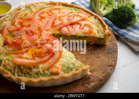 Quiche im französischen Stil mit Brokkoli, Lachs und Tomatenscheiben. Stockfoto