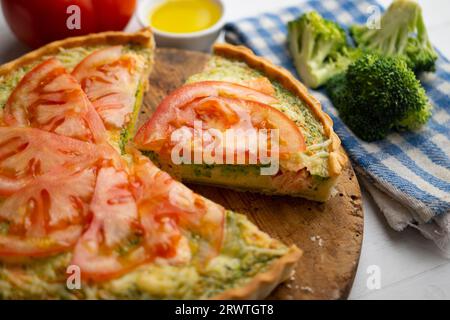 Quiche im französischen Stil mit Brokkoli, Lachs und Tomatenscheiben. Stockfoto