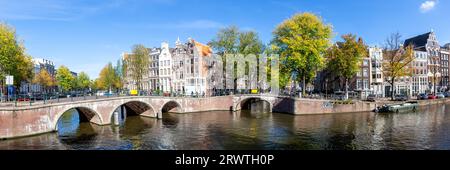 Kanal und Brücken traditionelle holländische Häuser an der Keizersgracht Panorama Reisen in Amsterdam, Niederlande Stockfoto