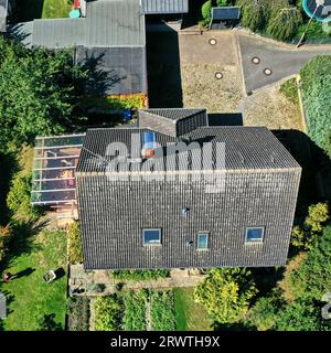 Typisch deutsches Einfamilienhaus aus der Vogelperspektive mit Drohne Stockfoto