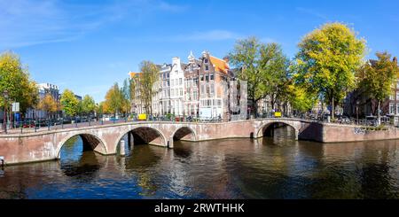 Kanal und Brücken traditionelle niederländische Häuser Panorama Reisen in Keizersgracht in Amsterdam, Niederlande Stockfoto