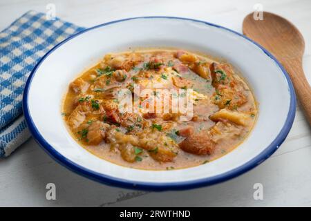 Kastilische Suppe mit Gemüse und gerösteten Brotstücken mit einem Ei in der Mitte. Stockfoto