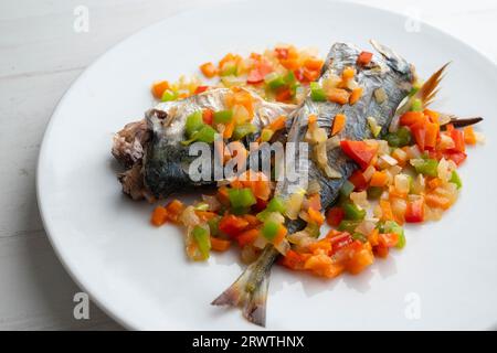 Gebackene Makrele mit Pfeffer, Zwiebeln und Karotten. Stockfoto