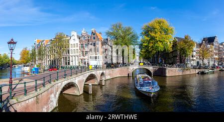 Kanal und Brücken traditionelle holländische Häuser an der Keizersgracht Panorama Reisen in Amsterdam, Niederlande Stockfoto