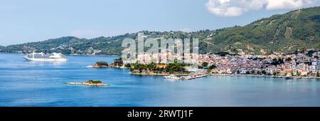 Skiathos Stadt mit Kreuzfahrtschiff Urlaub Panoramareise auf der Mittelmeerinsel Ägäis in Griechenland Stockfoto