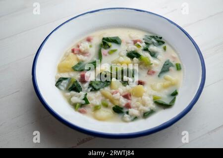 Reissuppe mit Kartoffeln und Spinat. Stockfoto