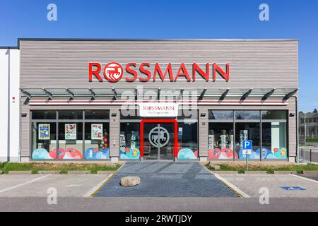 Stuttgart, Deutschland - 30. Juli 2023: Rossmann Drogeriemarkt in Stuttgart, Deutschland. Stockfoto