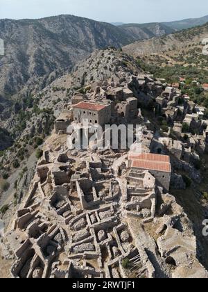 Eine Luftaufnahme der mittelalterlichen verlassenen Stadt auf einem felsigen Hügel in Anavatos, Chios, Griechenland Stockfoto