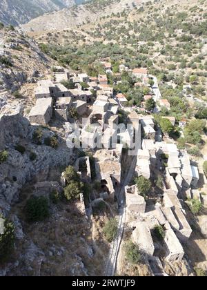 Eine Luftaufnahme der mittelalterlichen verlassenen Stadt auf einem felsigen Hügel in Anavatos, Chios, Griechenland Stockfoto